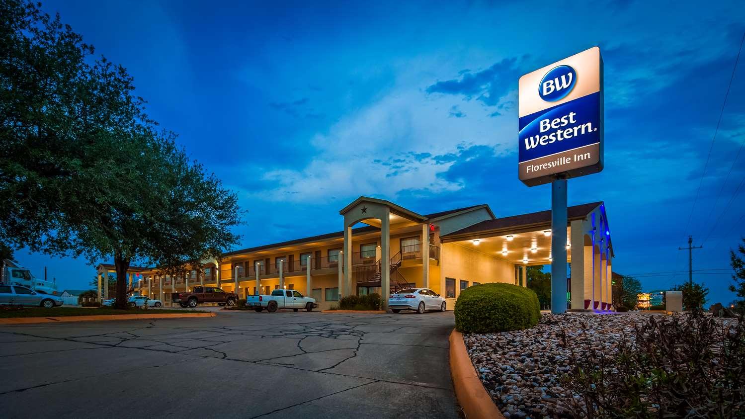 Surestay Hotel By Best Western Floresville Экстерьер фото