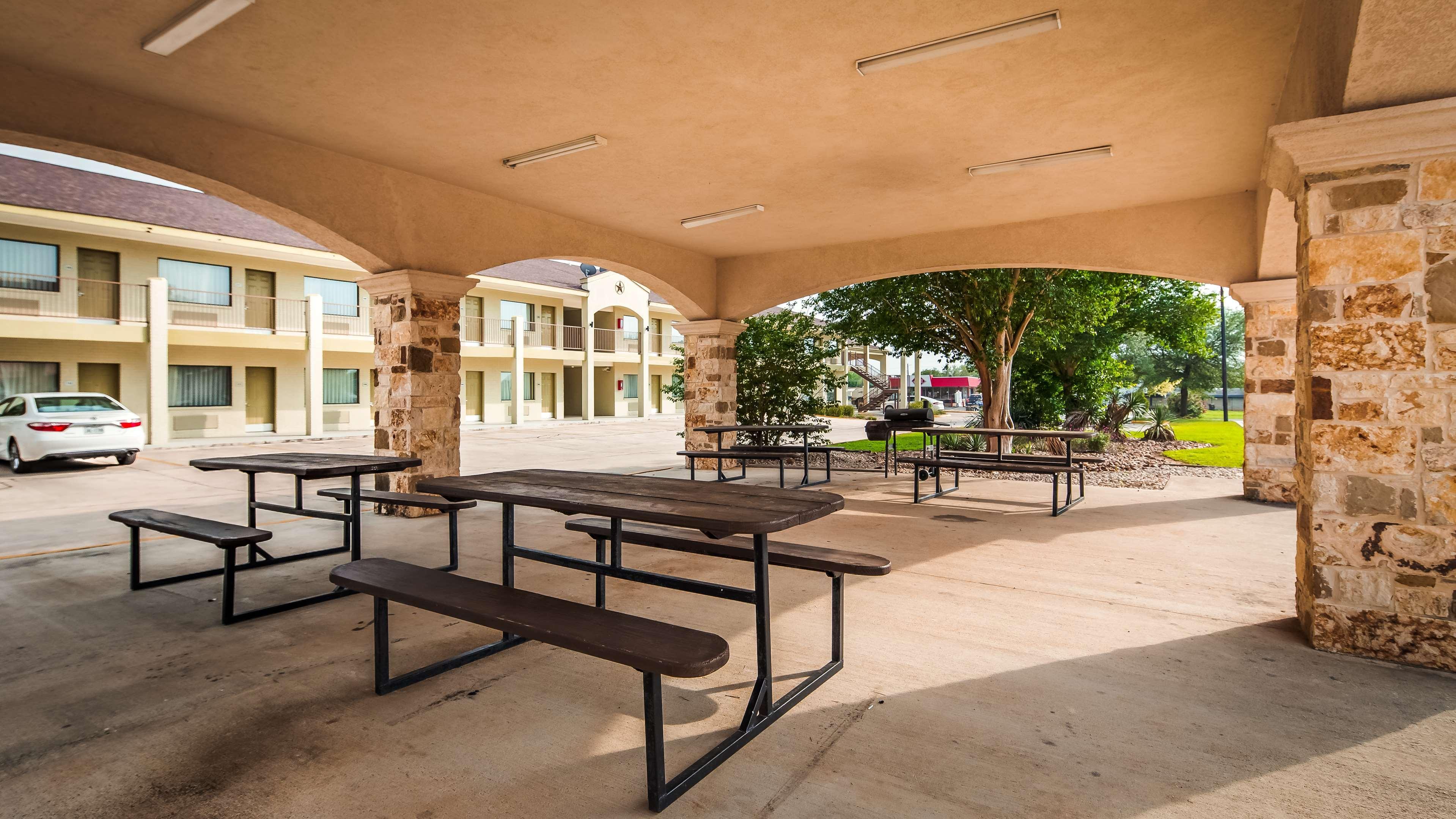 Surestay Hotel By Best Western Floresville Экстерьер фото