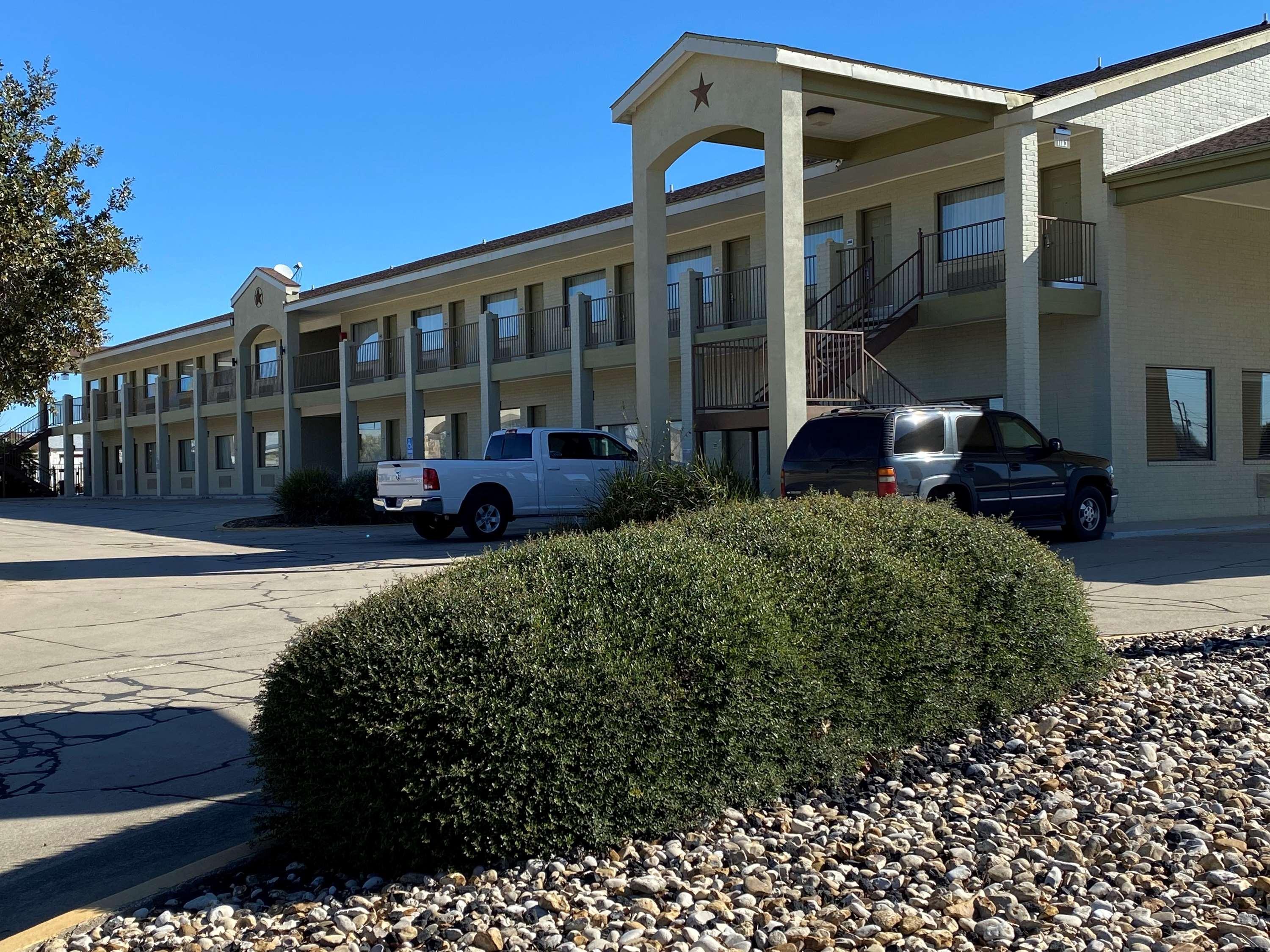 Surestay Hotel By Best Western Floresville Экстерьер фото